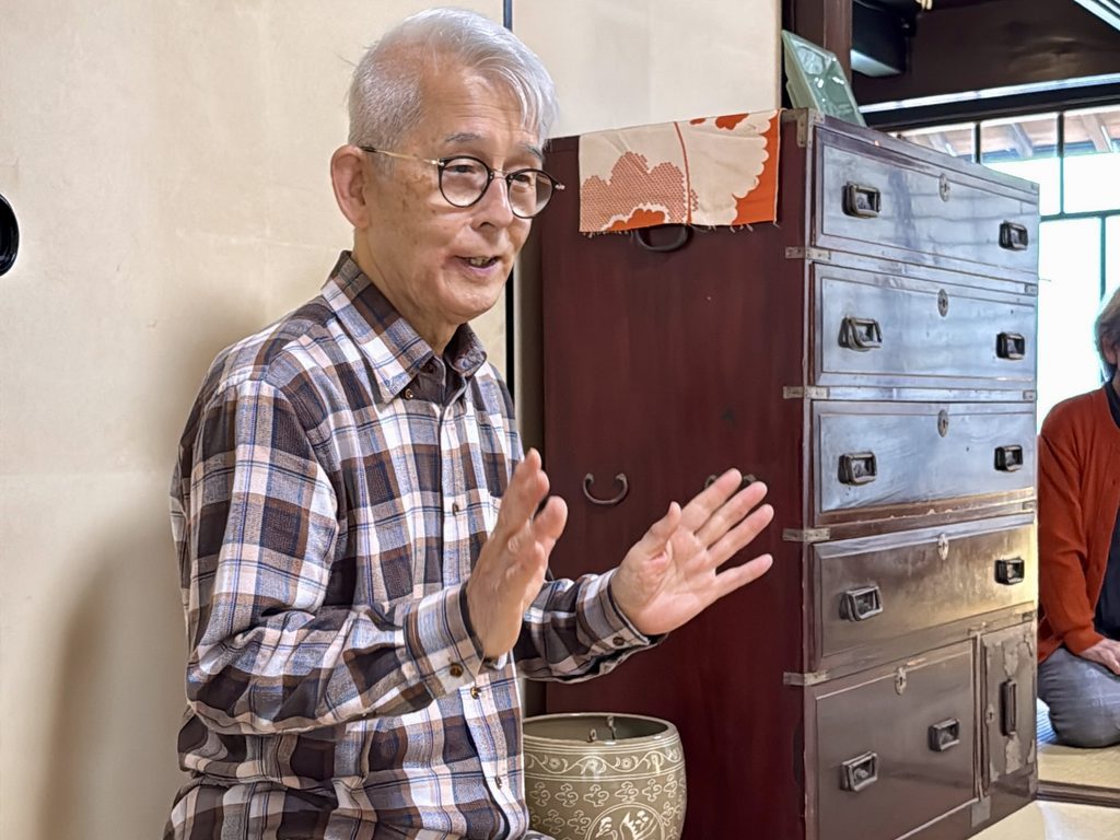 A local host shares stories in a traditional interior. Photo: JPtourism